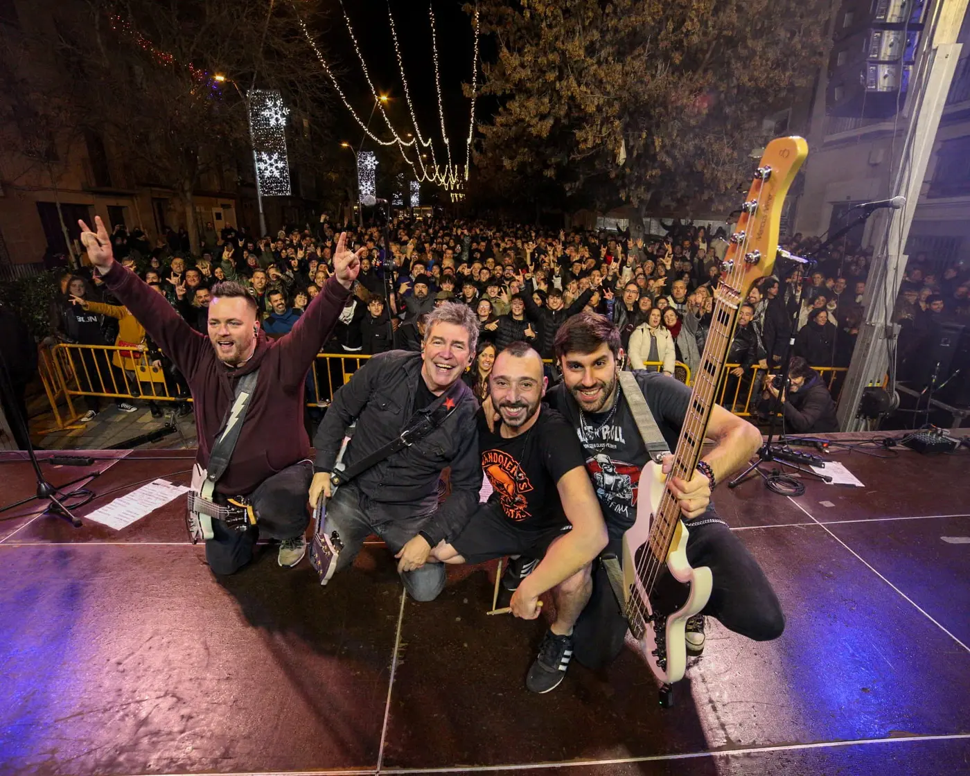 El grupo en el escenario con el público detrás